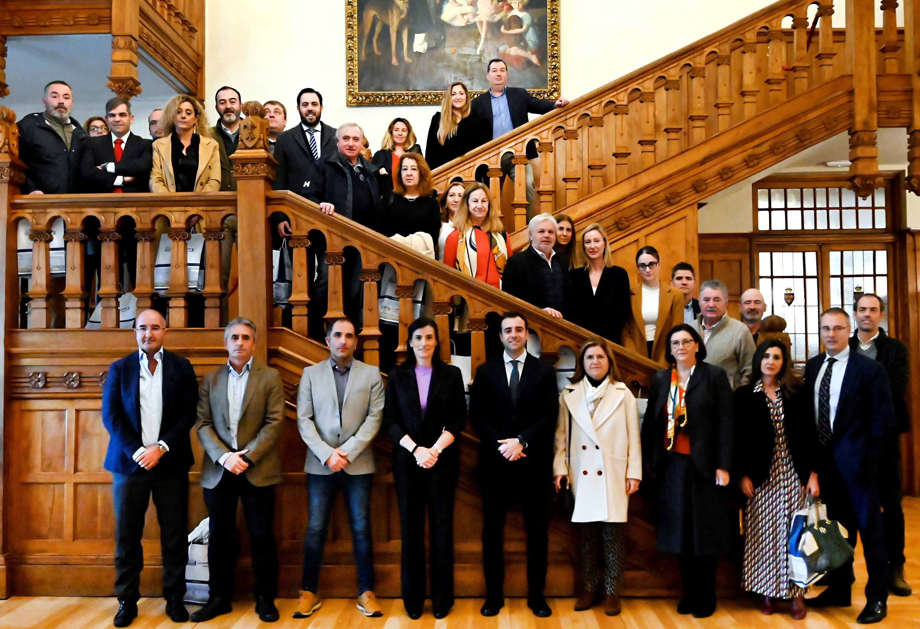 La alcaldesa traslada a los representantes del sector turístico las estrategias y actuaciones del Ayuntamiento para 2024